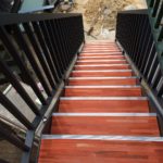 Escalier métallique noire avec marche en bois